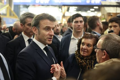 La perte de fréquence de C8 et NRJ12 « n&rsquo;est pas une décision politique », assure Emmanuel Macron