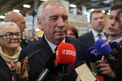 En cas de « blocage » sur les retraites, François Bayrou envisagerait « le référendum »