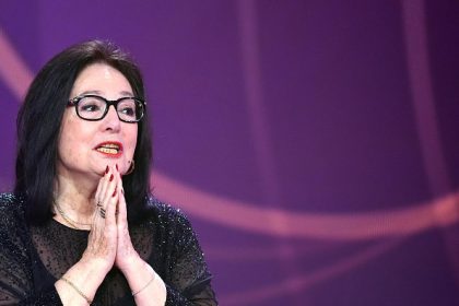 « Je suis très contente » : la chanson de Nana Mouskouri fait le buzz 48 ans plus tard, grâce à la série Netflix « Cassandra »