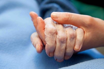 Fin de vie : « On a le contrôle jusqu&rsquo;au bout, c&rsquo;est vraiment la personne qui décide », témoigne une infirmière après 40 ans de métier