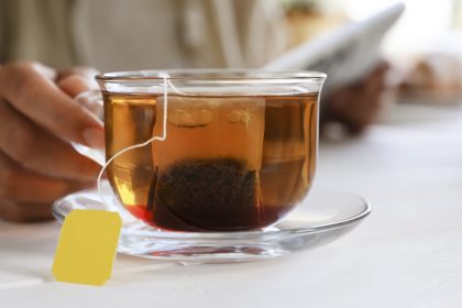 Les sachets de thé contiennent des microplastiques, les cellules intestinales les absorbent