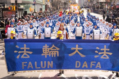 Les pratiquants du Falun Gong célèbrent le Nouvel An chinois lors du défilé de Flushing à New York