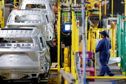 Donald Trump annonce que les droits de douane sur l&rsquo;automobile, les puces et les produits pharmaceutiques pourraient avoisiner les 25 %