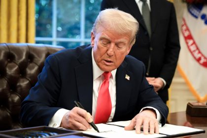 Donald Trump prolonge d&rsquo;un an les sanctions contre la Russie en invoquant des menaces pour la sécurité