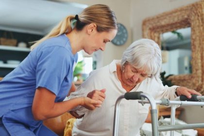 Ostéoporose et fractures de la hanche : les menaces silencieuses qui pèsent sur les os vieillissants