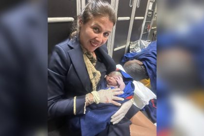 « Voici bébé Fanta ! Née en plein vol entre Dakar et Bruxelles ! »