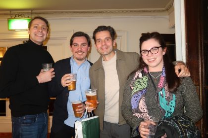 Des amis apprécient la culture traditionnelle chinoise lors du spectacle de Shen Yun à Édimbourg