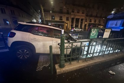 Paris : il prend l’entrée d’une bouche de métro pour celle d’un parking et se retrouve bloqué en haut des escaliers