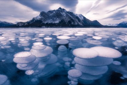 Canada : les images à couper le souffle du lac Abraham, avec ses bulles emprisonnées sous la glace