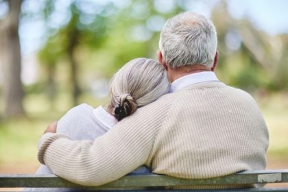 Après 65 ans de vie commune, il meurt quelques jours après sa femme, ils sont enterrés ensemble le jour de la Saint-Valentin
