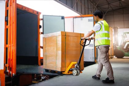 Seine-et-Marne : un employé de 48 ans meurt écrasé entre un camion et un quai de chargement