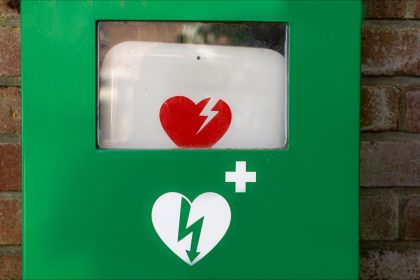 Au moins 30 % des défibrillateurs cardiaques installés en France seraient hors service