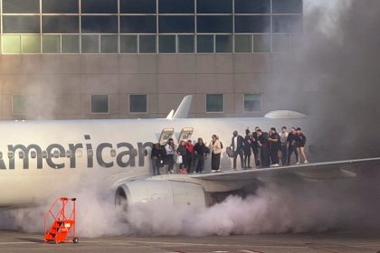 Un avion d&rsquo;American Airlines prend feu à l&rsquo;aéroport de Denver obligeant à une évacuation