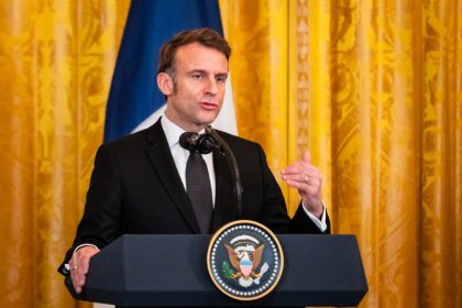 Emmanuel Macron déclare que la Grande-Bretagne et la France proposent une trêve partielle d&rsquo;un mois en Ukraine