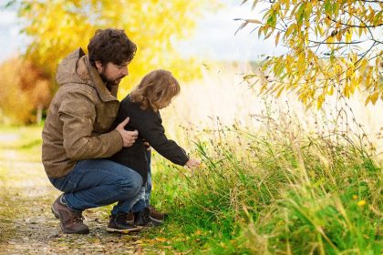 Une simple promenade dans un parc peut renforcer les liens père-fille