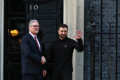 L&rsquo;Ukraine a le « soutien total » du Royaume-Uni, assure le Premier ministre britannique Keir Starmer à M. Zelensky