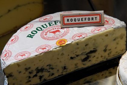 Le roquefort célèbre ses 100 ans d&rsquo;appellation AOP, espérant relancer des ventes en berne