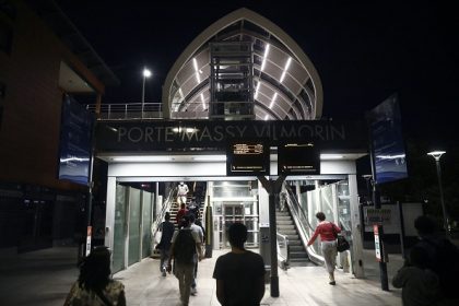 Essonne : une jeune femme entre la vie et la mort après avoir été poussée sur les rails du RER B en gare de Massy-Palaiseau