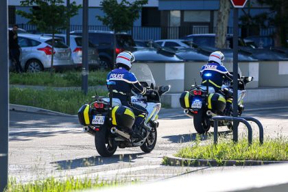 Yvelines : deux motards de la police escortant une ambulance, pris pour cible dans un rodéo urbain
