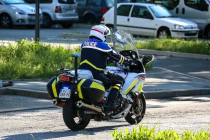 Bordeaux : une conductrice sans permis, avec son bébé à bord, percute délibérément un policier en moto