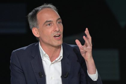« Il n&rsquo;est pas trop tard pour l&rsquo;Ukraine » : Raphaël Glucksmann prend le contre-pied de Jean-Luc Mélenchon