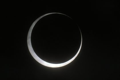 Éclipse partielle de Soleil samedi 29 mars : quand l’observer et avec quelles précautions