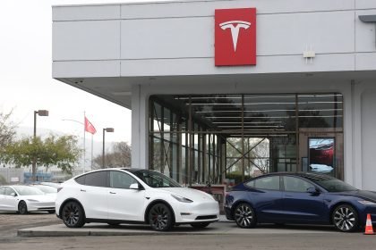 « Accueille le printemps, crame une tesla » : un collectif anarchiste revendique l&rsquo;incendie des Tesla à Toulouse