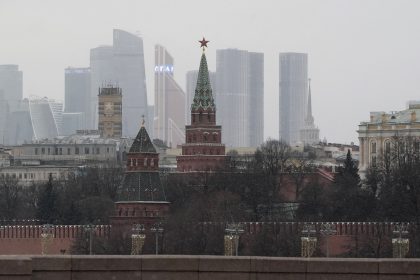 Le Kremlin met en doute le plan de cessez-le-feu temporaire alors que les négociateurs américains arrivent à Moscou