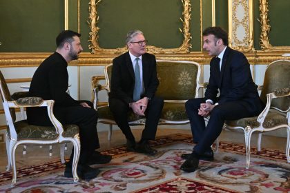 Ukraine et défense : le RN est critiqué à la fois par Emmanuel Macron et par la gauche