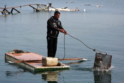 Gaza : sans bateau, les pêcheurs transforment des portes de frigo en paddles