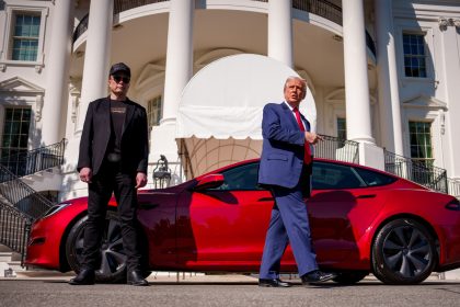 Donald Trump va acheter une Tesla rouge en signe de soutien à Elon Musk