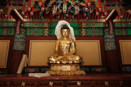 Un temple millénaire réduit en cendres, ne subsiste qu&rsquo;un Bouddha géant miraculeusement épargné par les flammes