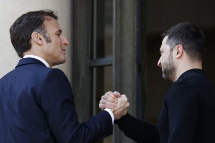 Emmanuel Macron affirme que la force européenne proposée en Ukraine pourrait répondre à une attaque russe