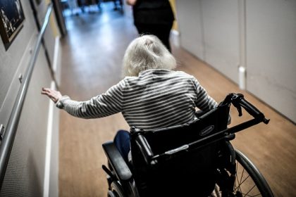 Une vidéo « choquante » d&rsquo;une course en fauteuil roulant avec une résidente d&rsquo;Ehpad sur les genoux, l&rsquo;aide-soignante révoquée