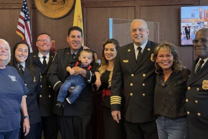 Un pompier découvre un nouveau-né abandonné devant sa caserne, il lui sauve la vie et l’adopte un an plus tard