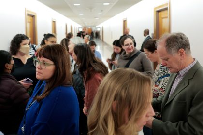 Deux juges ordonnent à l&rsquo;administration Trump de réintégrer des milliers d’employés licenciés