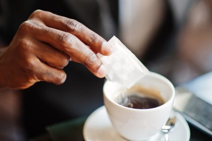 Une étude révèle que l&rsquo;édulcorant artificiel le plus répandu peut augmenter le taux d&rsquo;insuline
