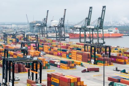 Les droits de douane américains sur le Canada et le Mexique entrent en vigueur ; les taxes sur la Chine doublent