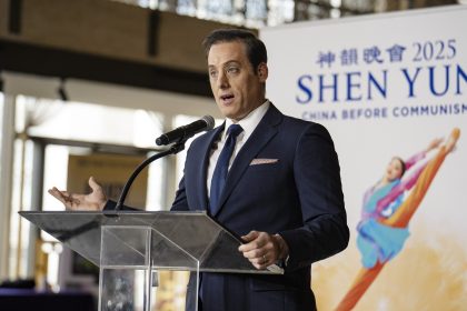 Plus de 1500 artistes de Shen Yun et membres de leur famille demandent une enquête sur l&rsquo;influence du PCC ciblant le groupe artistique