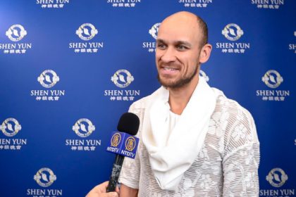 « Bravo aux artistes » de Shen Yun, s’exclame un danseur, « continuez parce que c’est beau »