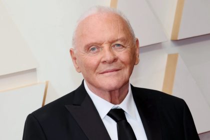 Anthony Hopkins publiera ses mémoires « brutes et passionnées » cet automne : « Ce livre est mon histoire »