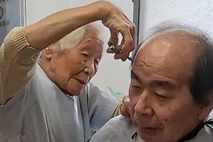 « Mon cœur est rempli de joie » : une Japonaise de 108 ans certifiée « coiffeuse la plus âgée du monde »
