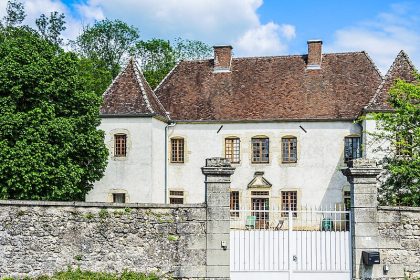 Haute-Saône : un château du XVIIe siècle ravagé par les flammes à Essertenne-et-Cecey