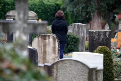Marseille : une quinquagénaire fait une chute mortelle dans un caveau ouvert, alors qu’elle se recueillait sur la tombe de sa fille