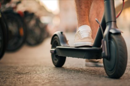 Rennes : un jeune homme alcoolisé et sans casque perd la vie en chutant de sa trottinette électrique