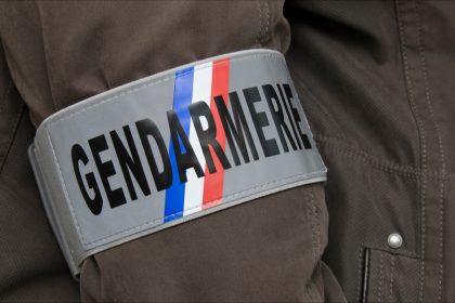 Eure : le corps d&rsquo;un maire retrouvé dans un jardin à Fresney, son fils placé en garde à vue