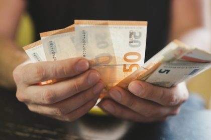 Une femme jette par erreur 19.000 euros en liquide à la poubelle, un homme trouve l’argent et le ramène à la police