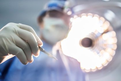 Une Anglaise de 67 ans se réveille sur la table d&rsquo;opération en pleine chirurgie, elle demande réparation à l&rsquo;hôpital