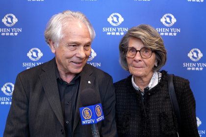 Les artistes de Shen Yun et leur message de paix « sont loin de la politique et c’est très bien », apprécie un ancien directeur de banque