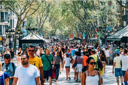 De nouvelles lois ciblent le surtourisme dans des destinations touristiques populaires